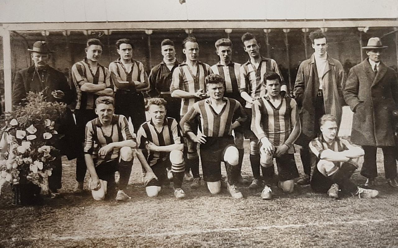 Het eerste team van L.A.C. Frisia in seizoen 1924-1925. 