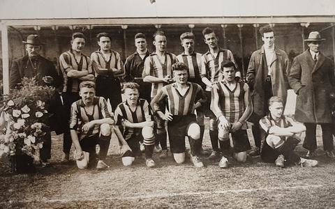 Het eerste team van L.A.C. Frisia in seizoen 1924-1925. 