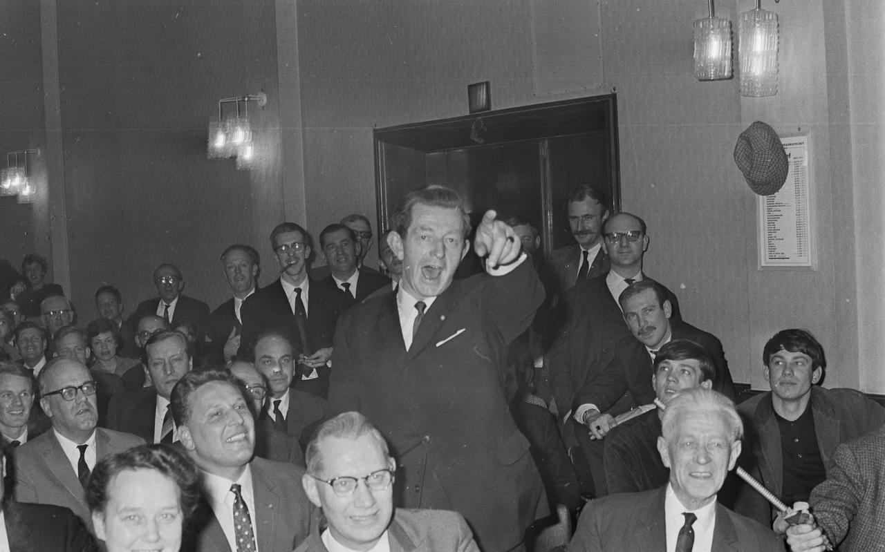 Hendrik Koekoek brak in tijdens een verkiezingsvergadering op 21 maart 1966 in Hotel Krasnapolsky te Amsterdam, waar premier premier Jo Cals als spreker optrad.