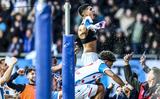 Anas Tahiri heeft zijn shirt uitgetrokken en in de hekken geklommen nadat hij de winnende treffer voor Heerenveen gescoord heeft.