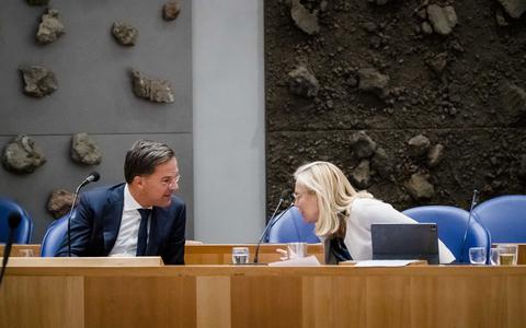 Premier Mark Rutte en minister Sigrid Kaag van Financien tijdens het debat met de Tweede Kamer over de Voorjaarsnota. 