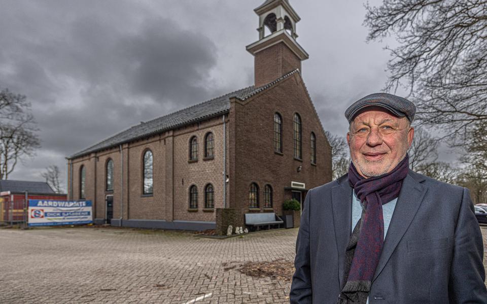 Kerkenverzamelaar Wim Annen bij de door hem aangekochte Voorhofkerk in Pesse.