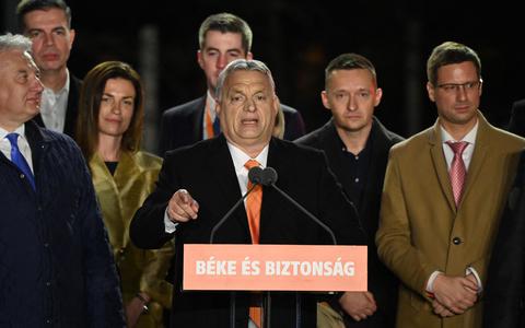 Terwijl Orbán zondagavond een juichende menigte toesprak, zei hij dat de ,,overwinning zo groot is dat je hem misschien vanaf de maan en zeker vanuit Brussel" kunt zien, verwijzend naar zijn stroeve betrekkingen met de Europese Commissie. 