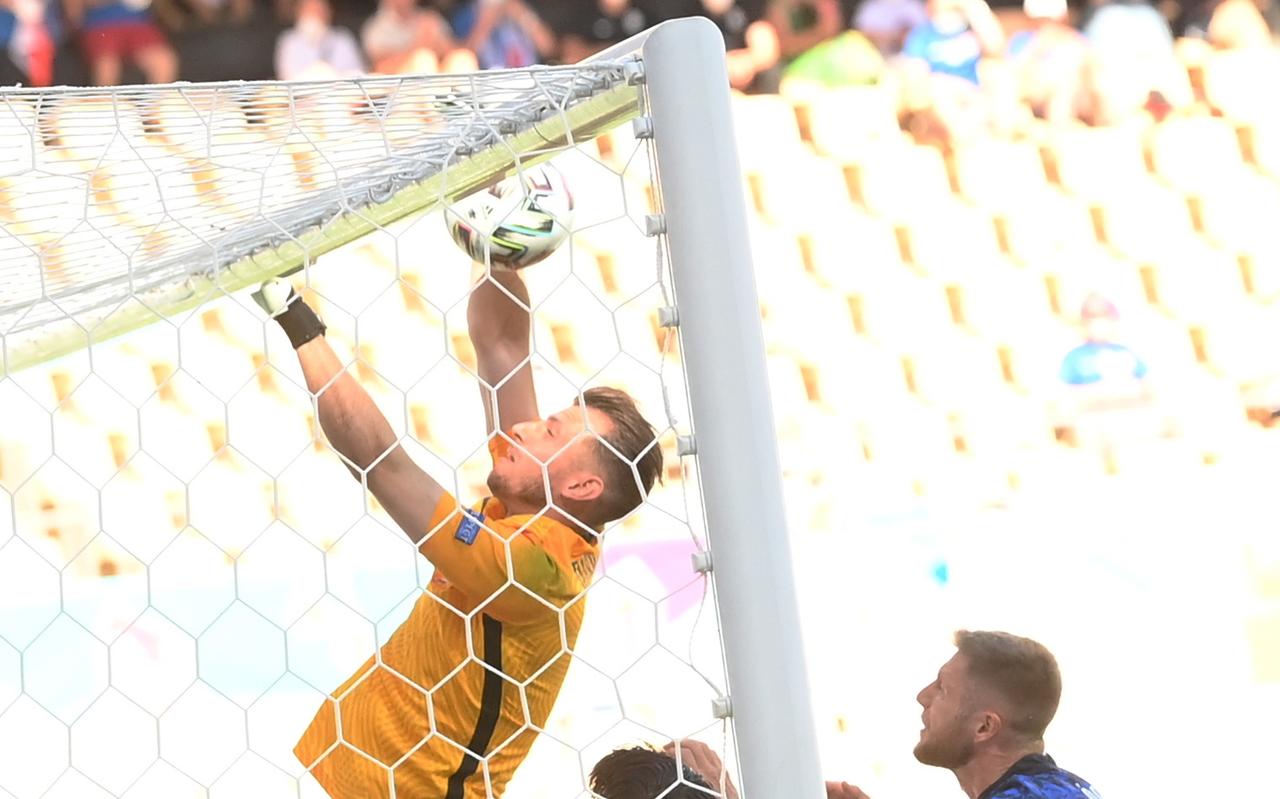 Martin Dubravka slaat de bal in eigen doel tegen Spanje. Martin Dubravka slaat de bal in eigen doel tegen Spanje.