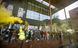Tryater protesteert voor het Fries Museum voor de opening van de cultuursector.