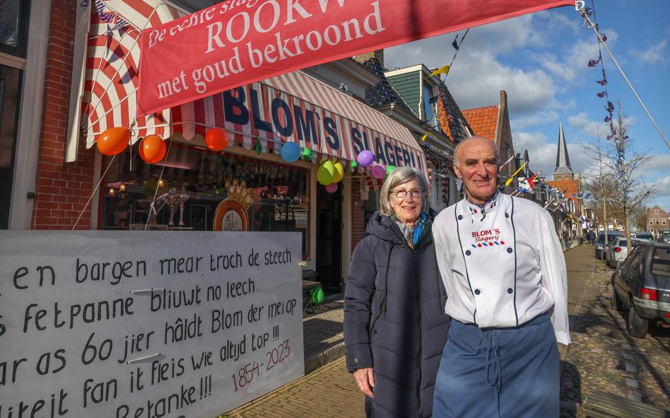 Sjerp en Ginie Blom voor de slagerij in Workum. 