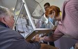 De stemmen worden geteld in een stembureau in Melitopol on het zuidoosten van Oekraïne. 