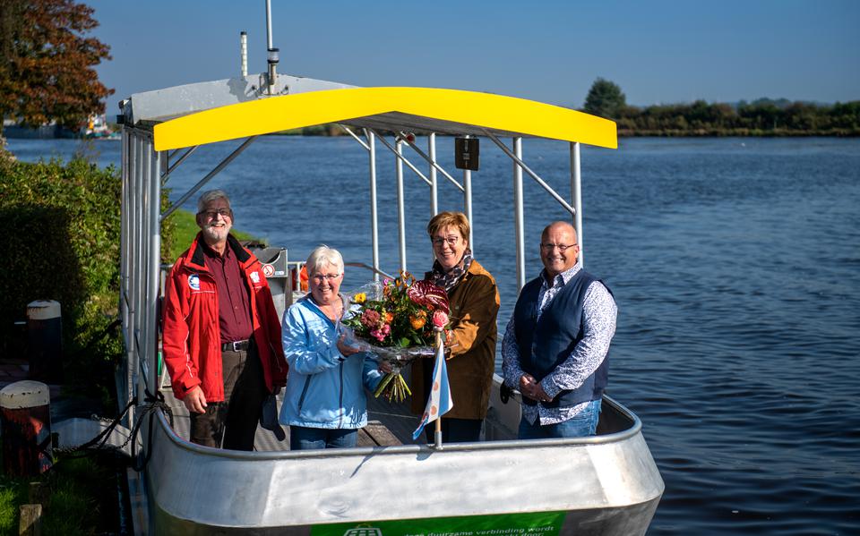 Wethouder Gelbrig Hoekstra heeft een bloemetje gebracht bij het bestuur van de zonnepont Schalkediep die tussen Suwâld en Garyp vaart. 