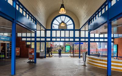 De voorzijde van het NS-station van Heerenveen