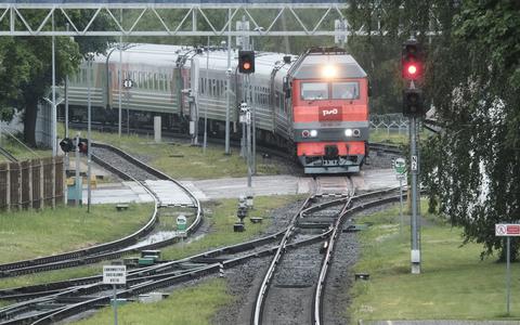 Een passagierstrein uit Moskou arriveert in Kaliningrad. Litouwen houdt veel goederen uit Rusland tegen, personenvervoer is wel toegestaan. 