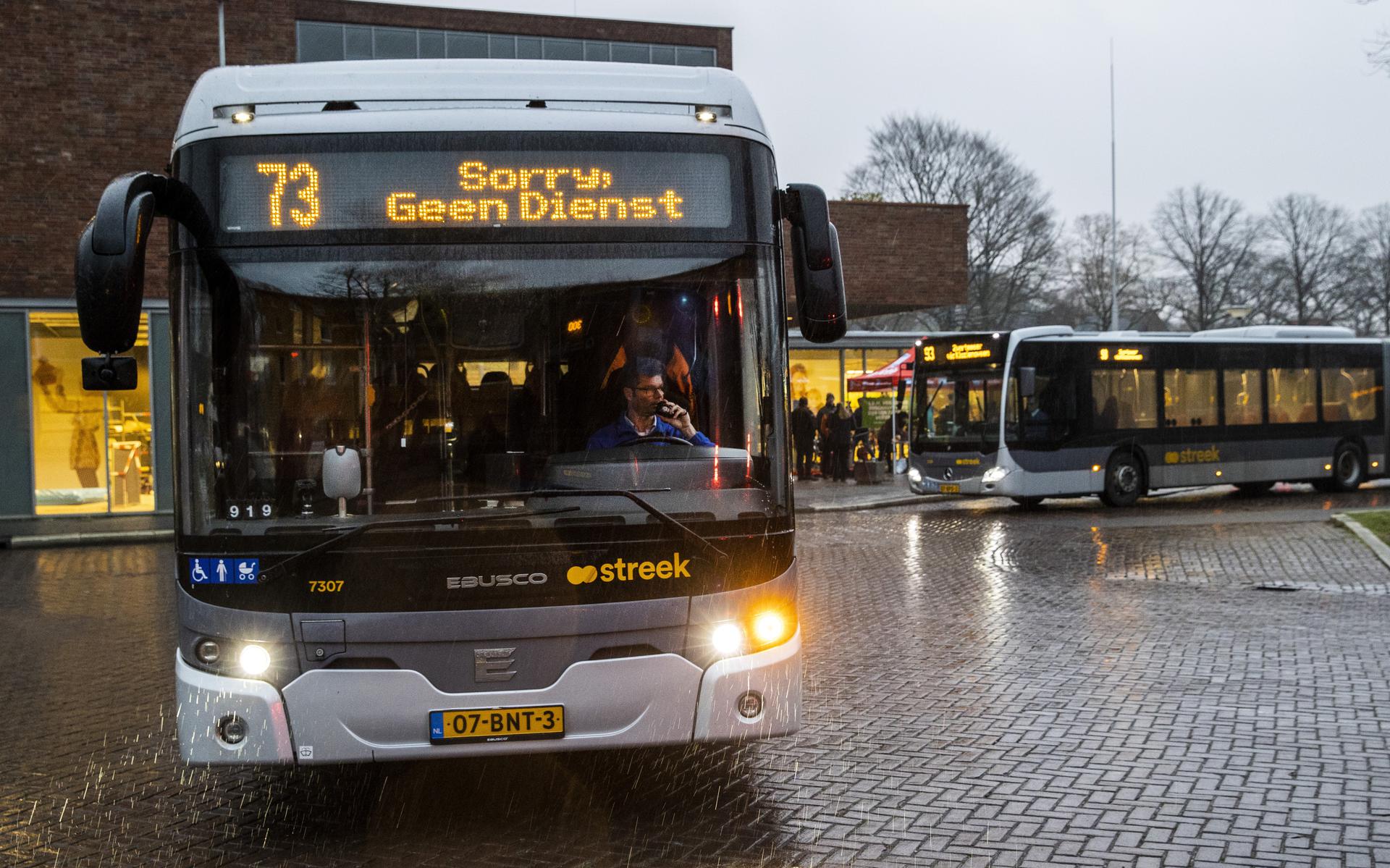 Een bus van Qbuzz op het busstation in Emmen in 2021. 