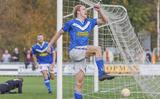 Emiel de Vries heeft Oldeholtpade op fraaie wijze naar 2-0 gekopt. Drachten-doelman Jeroen Dragt is geslagen, terwijl op de achtergrond Bart Halsema het feestje met De Vries mee wil gaan vieren.