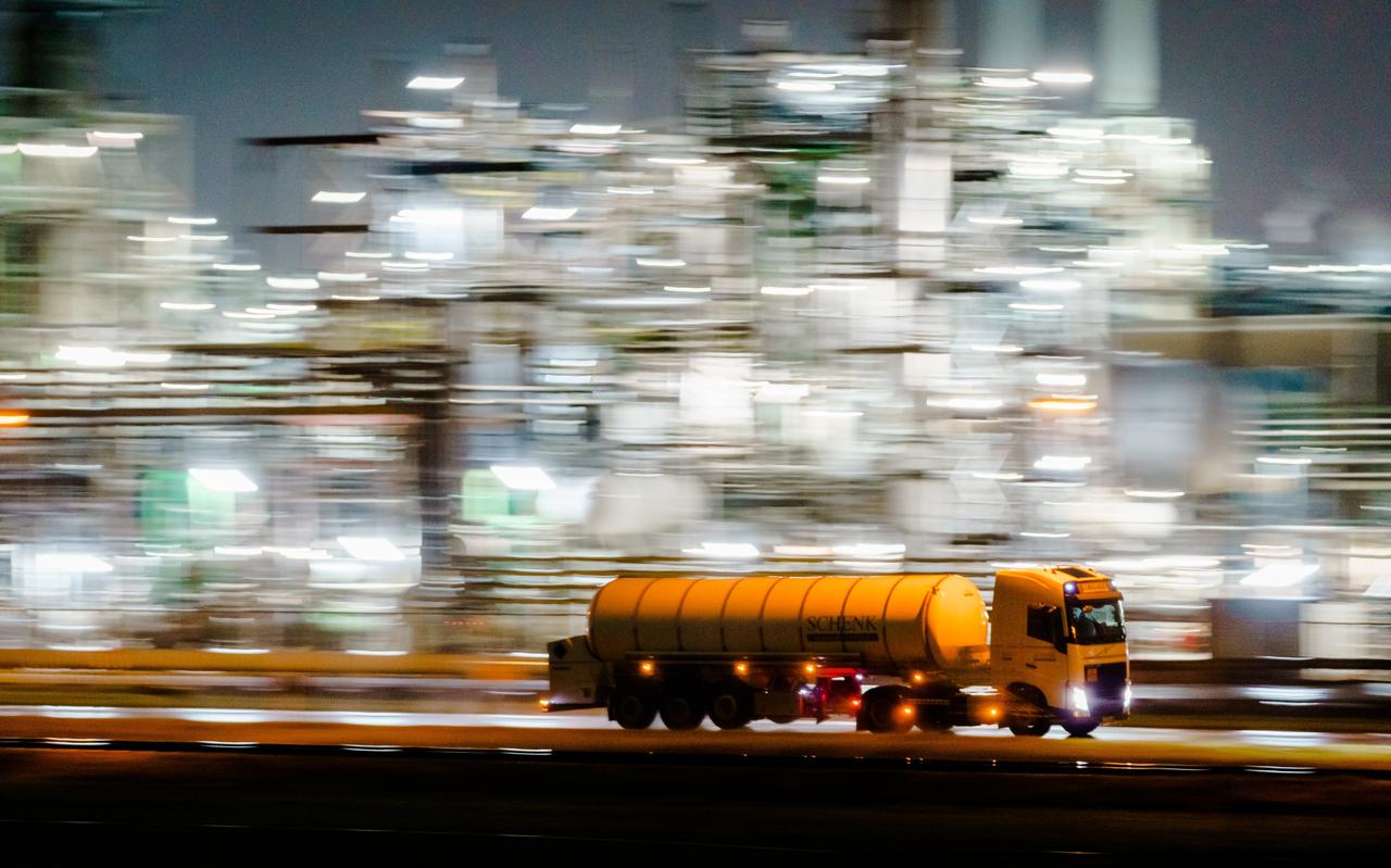 De raffinaderij van Shell in Pernis. De hoofdvestiging van het olie- en gasconcern vertrekt naar Engeland. De raffinaderij van Shell in Pernis. De hoofdvestiging van het olie- en gasconcern vertrekt naar Engeland.
