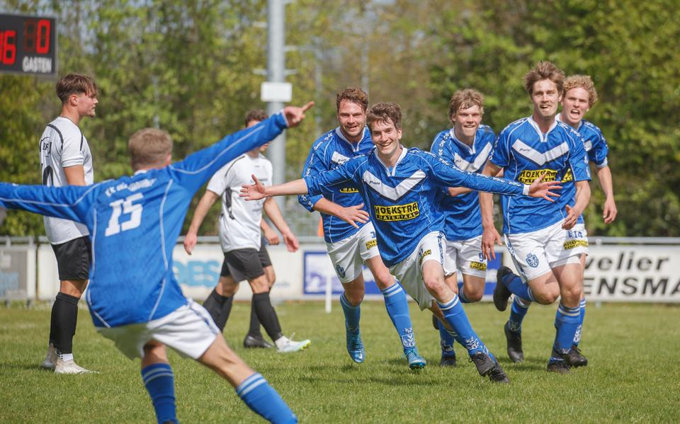 Doelpunt voor Oldeholtpade, de 1-0 die is gescoord door Peter de Vries (midden). Bart Halsema (nr. 15) viert het feestje mee, net als  (vlnr) Marcel Logchies, Mark de Vries, Hilco Krikke en Emiel de Vries (uiterst rechts).