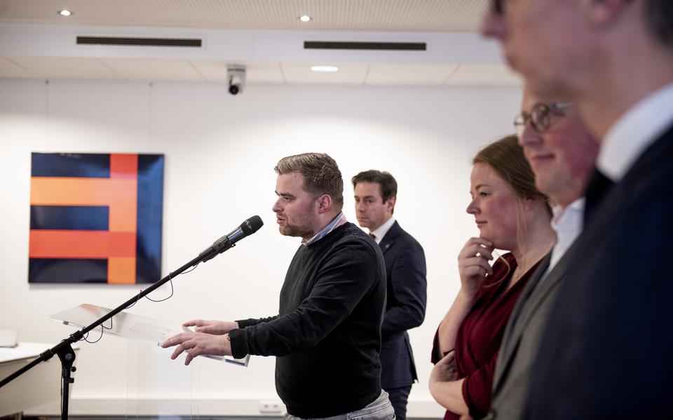Abel Kooistra aan het woord tijdens het bekendmaken van het coalitieadvies van informateur Chris Stoffer (achtergrond).
