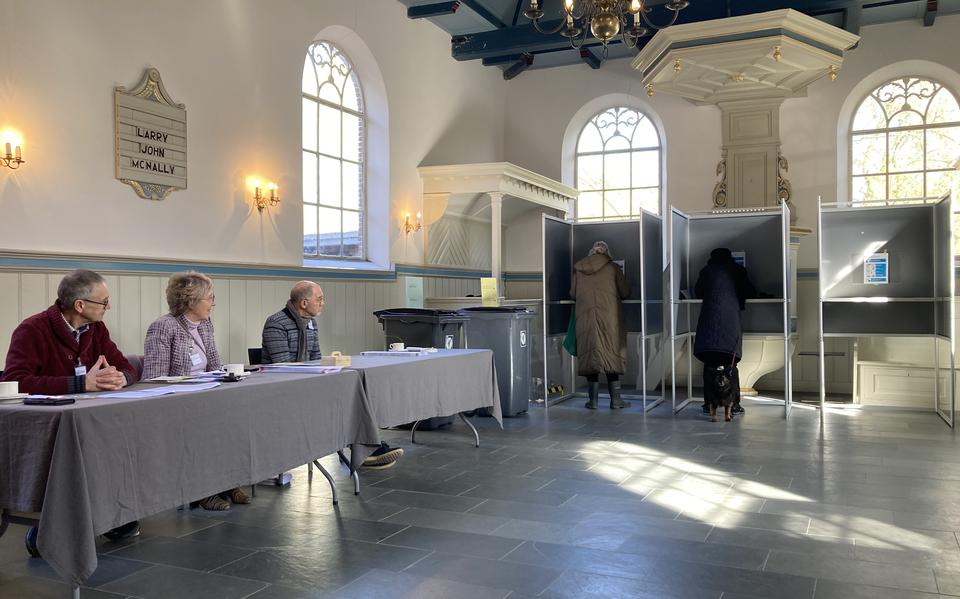 Stemmen in de Julianakerk in Oudebildtzijl. 