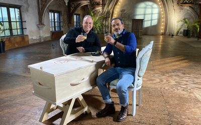 Frans Bauer proost met zijn glaasje fris met Kefah Allush.