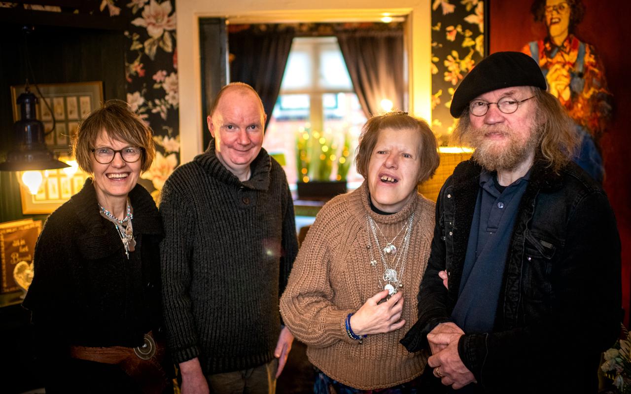 Anne en Maaike Woudwijk met in het midden pleegkinderen Fenny en Gerrit. Anne en Maaike Woudwijk met in het midden pleegkinderen Fenny en Gerrit.
