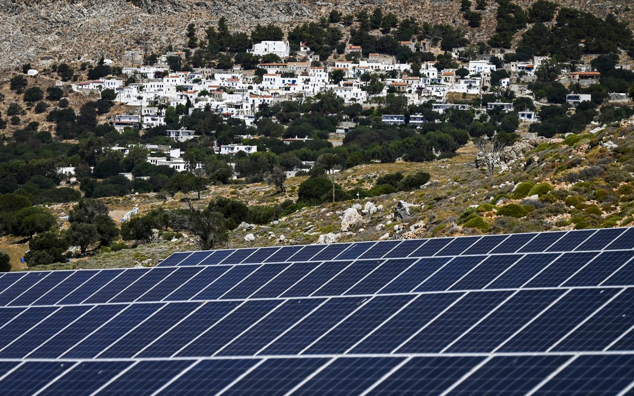 Zonnepanelen bij de plaats Megalo Chorio op het Griekse eiland Tilo. Zonnepanelen bij de plaats Megalo Chorio op het Griekse eiland Tilo.