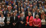 Rolf Muetzenich (onderste rij, derde van links) poseert met het typische handgebaar waar bondskanselier Angela Merkel bekend om staat. 