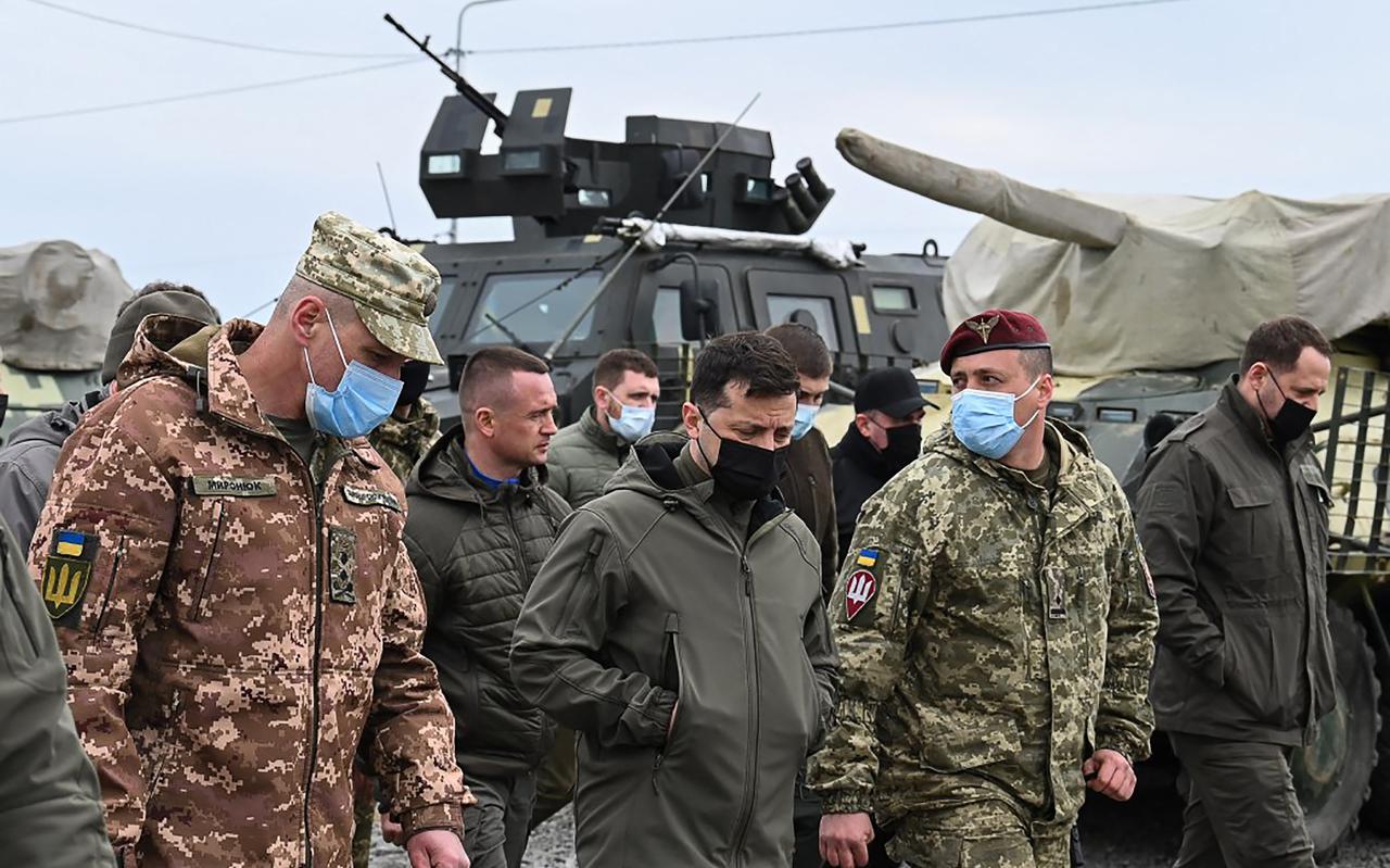 De Oekraïense president Volodimir Zelensky bezoekt Oekraïense militairen in het oosten van het land.