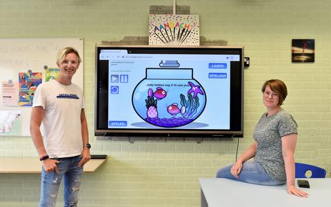 Yan Siegers (l) en Ayla van der Ven met hun nieuwe onderwijsmethode op Piter Jelles !mpulse.