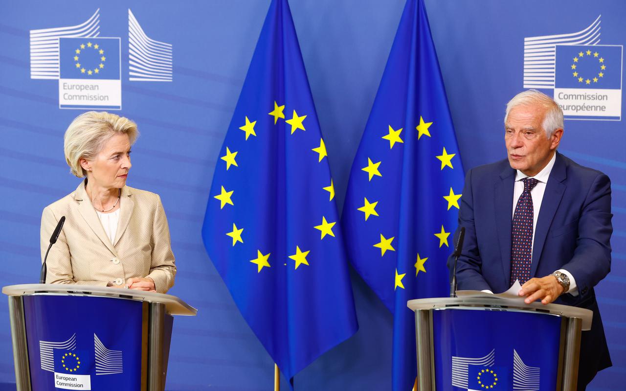 Europees Commissievoorzitter Ursula von der Leyen (l) en EU-buitenlandchef Josep Borrell woensdag tijdens hun persconferentie in Brussel. 