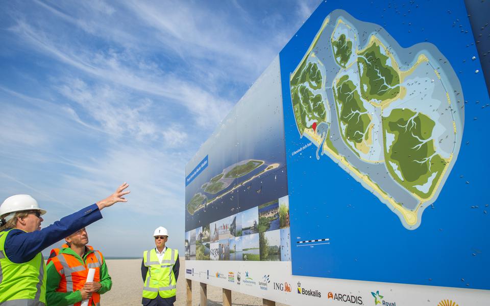 Koning Willem-Alexander bekijkt in 2017 de herinrichtingsplannen voor het Markermeer. Op de kunstmatige eilanden komen een watersporthaven en moerassen zodat er meer ruimte is voor de natuur. 