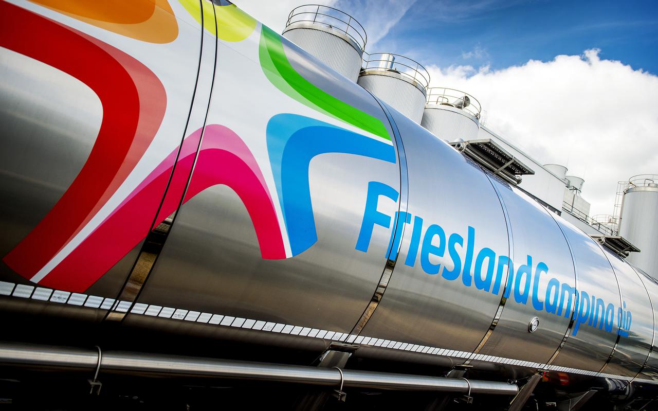 Een vrachtwagen voor het transport van melk- en zuivelproducten bij de kaasfabriek van FrieslandCampina in Workum. 