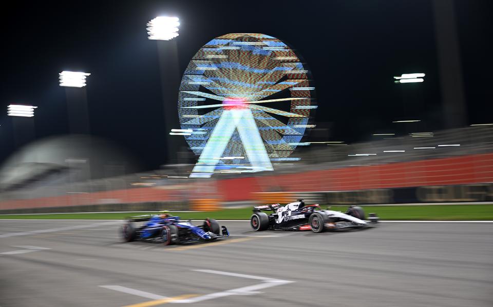 Logan Sargeant van Williams Racing (links) en Nyck De Vries van Scuderia AlphaTauri tijdens de Grand Prix van Bahrein.