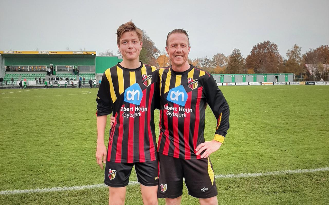 Tjeerd (rechts) en Jacob Rijpma na het bekerduel van het eerste elftal van VC Trynwâlden in en tegen Joure waarin vader en zoon ruim twintig minuten samen speelden.