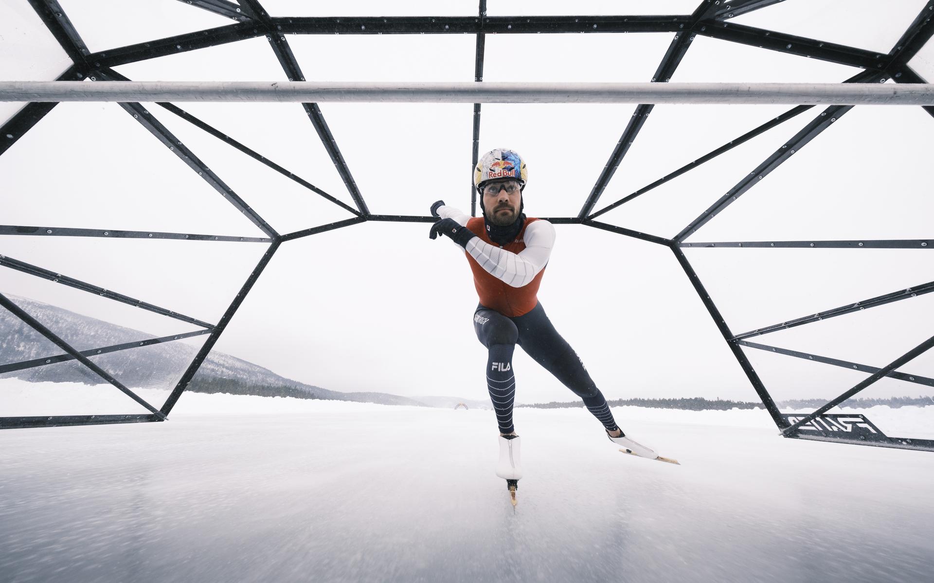 Achter een windscherm en alleen maar rechtdoor: Kjeld Nuis gaat als eerste man over de 100 kilometer