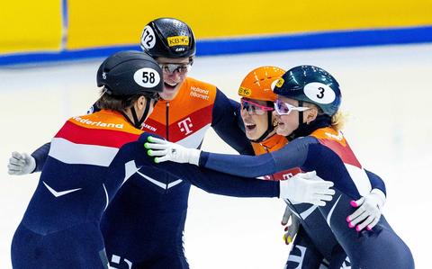 Jens van 't Wout, Teun Boer, Suzanne Schulting en Xandra Velzeboer vieren de winst van de finale 2000 meter gemengde aflossing tijdens het WK Shorttrack in Zuid-Korea. 