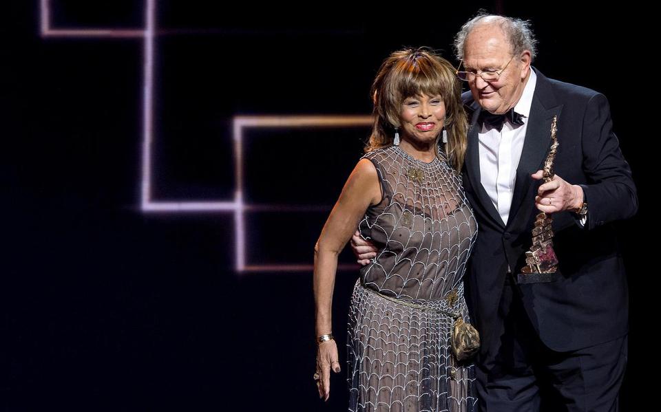 Joop van den Ende ontvangt uit handen van Tina Turner een Oeuvre Award op het Musical Awards Gala. 