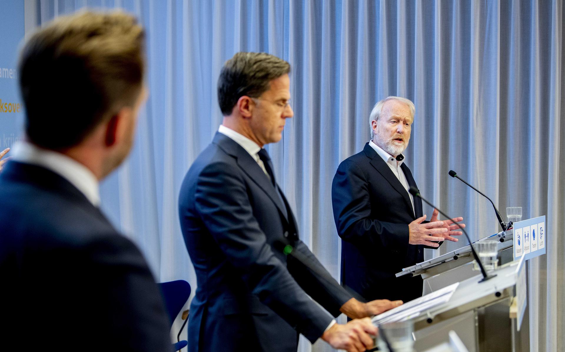 Demissionair premier Mark Rutte gaf zaterdag samen met zorgminister Hugo de Jonge en Jaap van Dissel van het RIVM een persconferentie. Strengere coronamaatregelen moeten een einde maken aan de snelle opmars van de veel besmettelijkere omikronvariant.