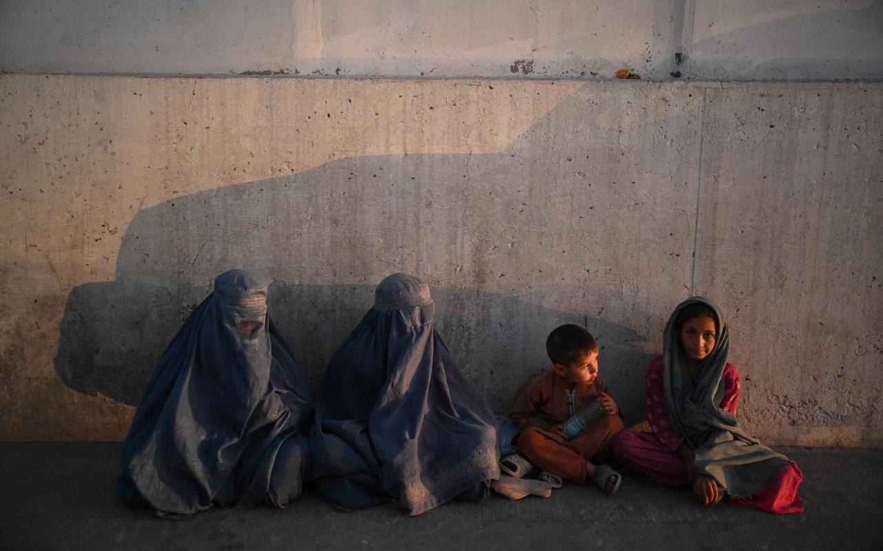 Afghaanse vrouwen en kinderen op straat in Kaboel.