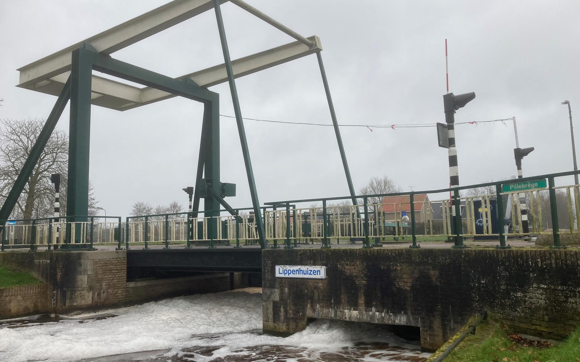 Bij Vosseburen ligt over de Opsterlânske Kompanjonsfeart bij de verlaat de brug Pôlebrêge. Vaartuigen die de Turfroute volgen komen er langs. De buurtschap, die in 1861 al als Vossebuurt werd vermeld, zou vernoemd zijn naar ene Anna de Vos uit de 17e eeuw.