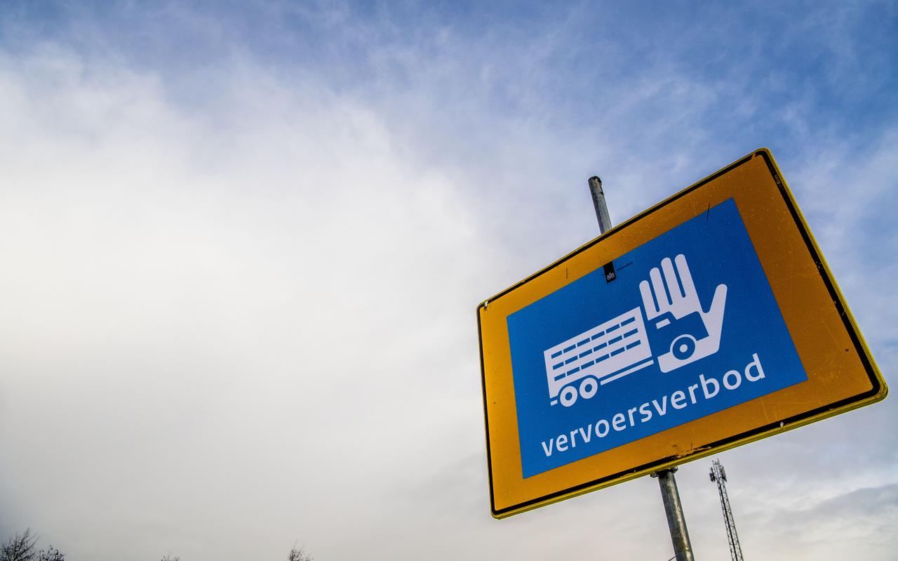 Uitbraak van vogelgriep betekent vervoersbeperkingen voor de kippenhouders. Uitbraak van vogelgriep betekent vervoersbeperkingen voor de kippenhouders.