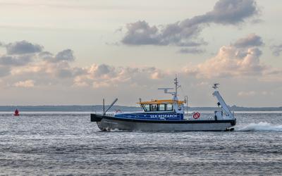 Proefvaren van de RV Adriaen Coenen op de Waddenzee. 