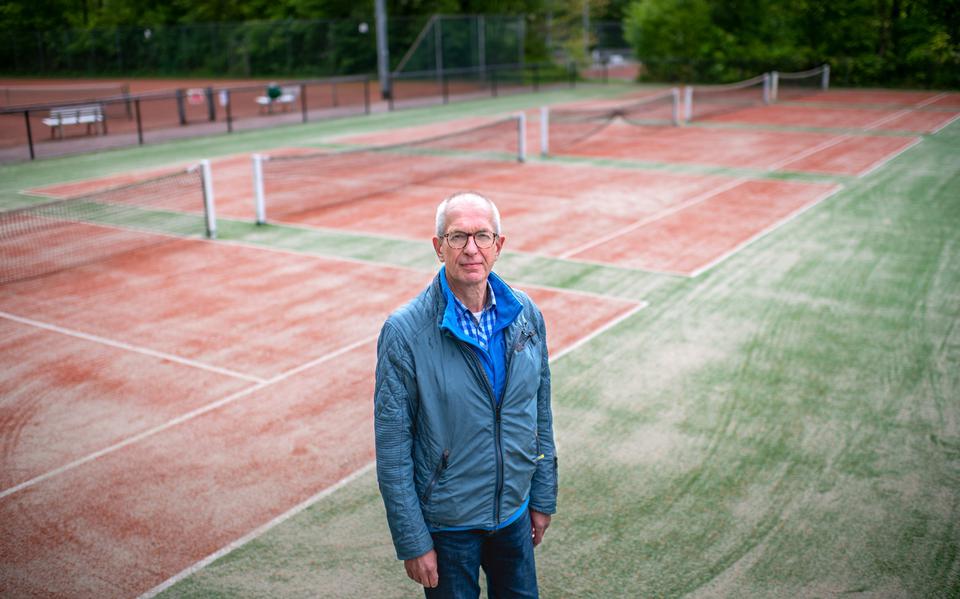 Albert Buist op het park van de Drachtster tennisvereniging DLTC