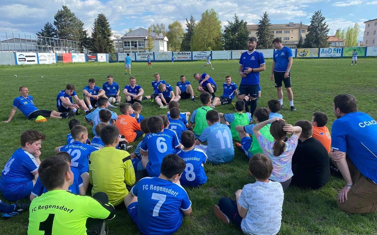 Jongeren in Struga op het voetbalveld. Jongeren in Struga op het voetbalveld.