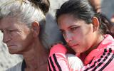 Twee Roma-vrouwen bij de herdenking van de moord op een Roma-familie in Hongarije.