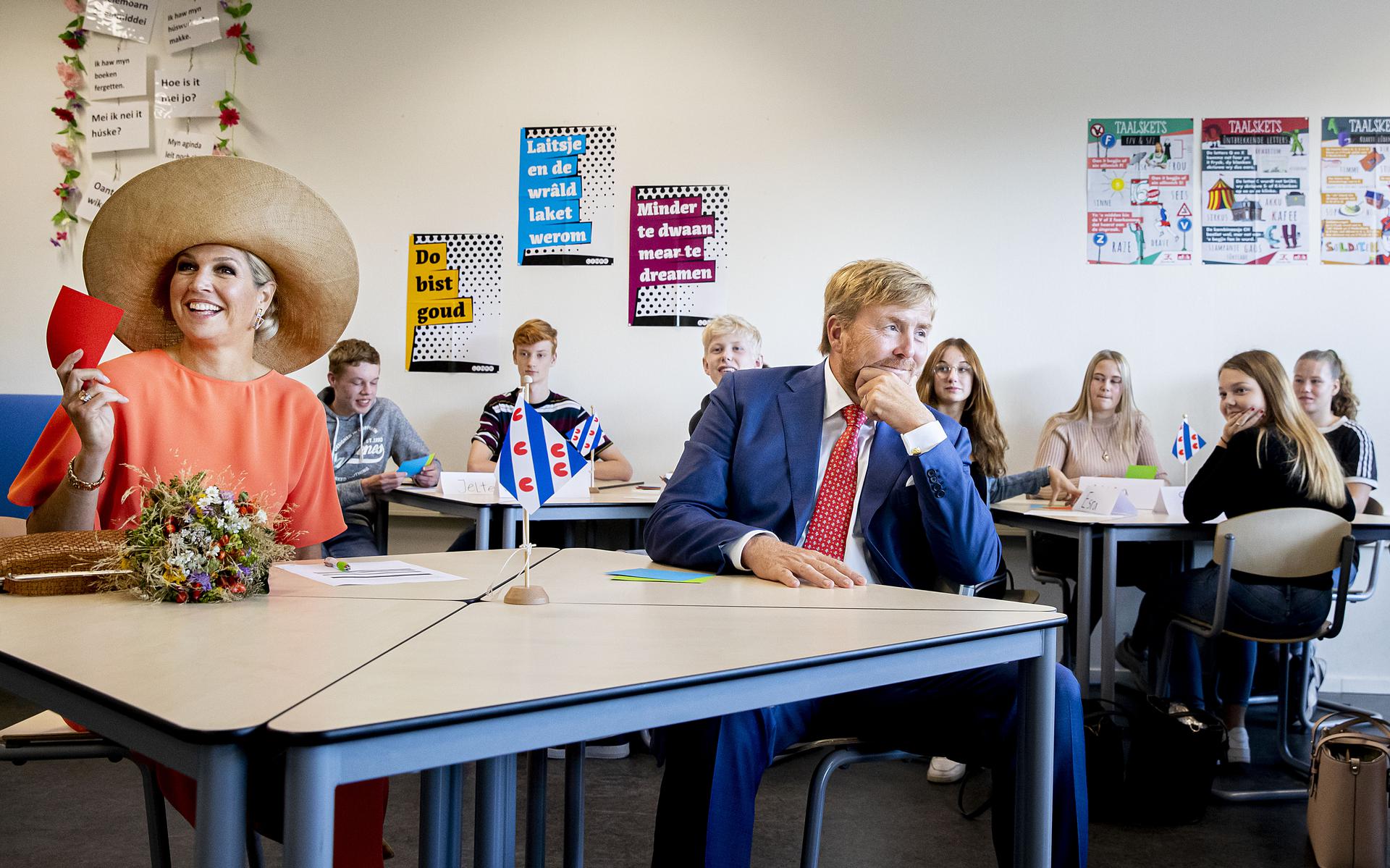 Koning Willem-Alexander en koningin Maxima in 2020 tijdens een bezoek aan OSG Singelland in Drachten.