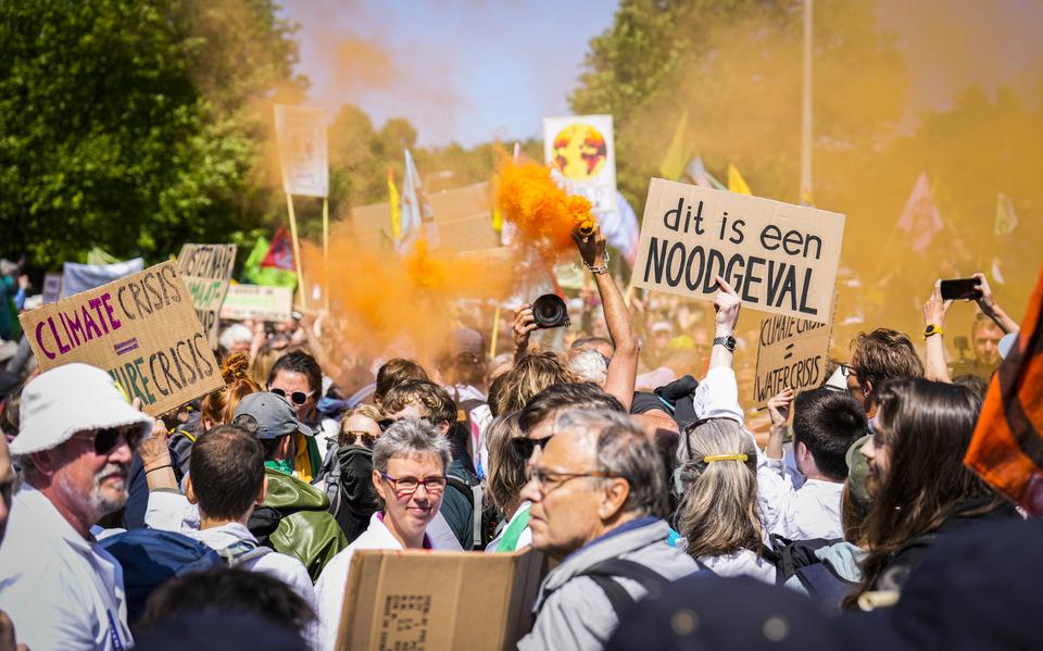 Klimaatdemonstratie in Den Haag, eind mei. Er moeten grenzen worden gesteld aan de ecologische voetafdruk van de mensen, zeggen ook vooraanstaande economen.  