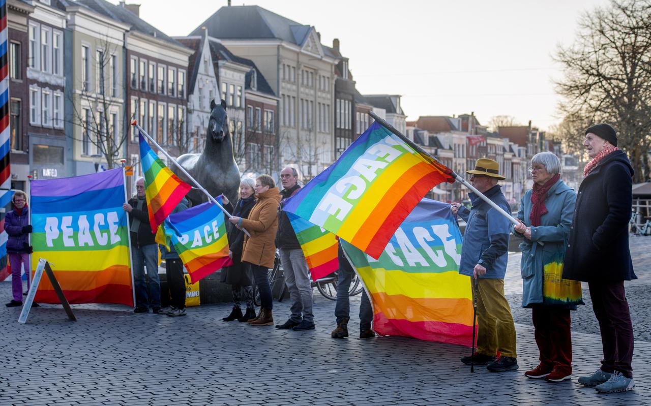 De Vredeswake op de Nieuwestad met de veelkleurige vredesvlaggen, op 3 maart van dit jaar. Geheel rechts Jan Bosman.