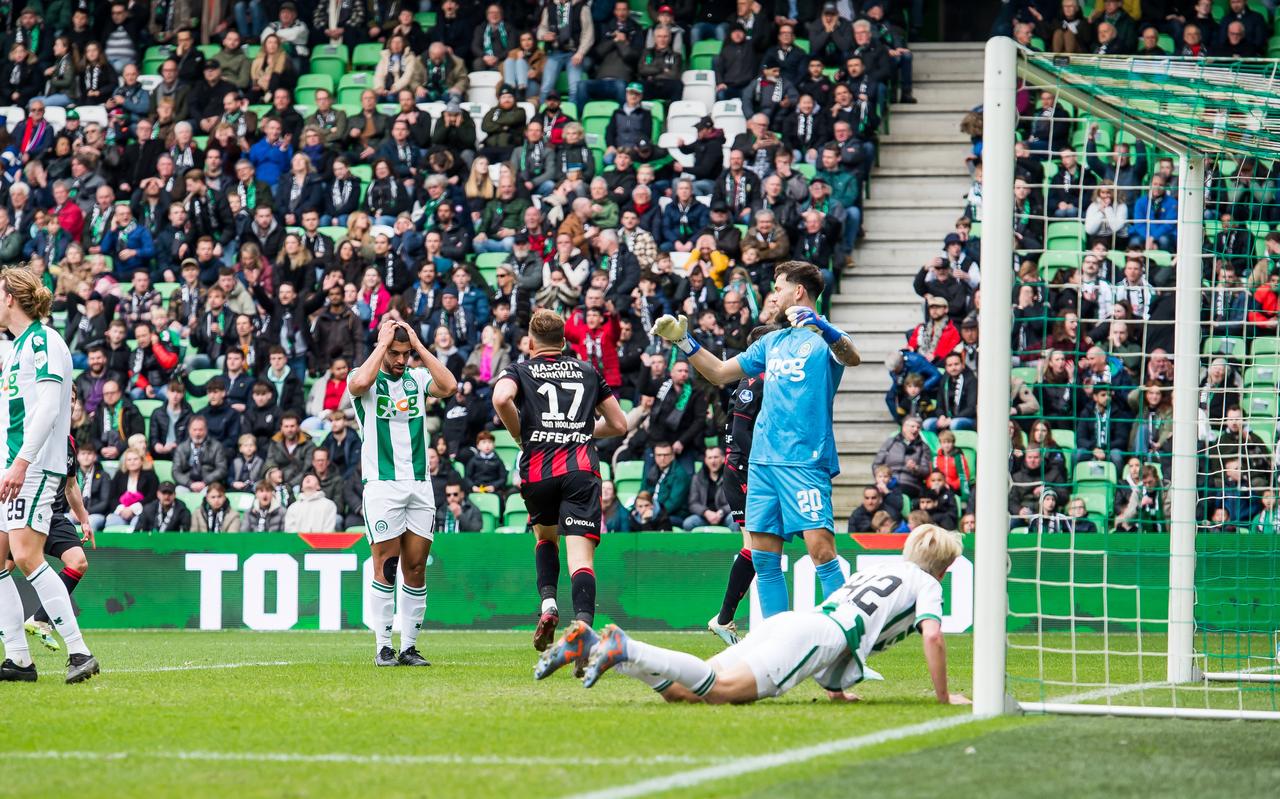 Sydney van Hooijdonk (17) loopt juichend weg nadat hij Heerenveen op 0-2 heeft geschoten. Groningen-doelman Michael Verrips en verdediger Thijmen Blokzijl (liggende net voor de doellijn) zijn geslagen. Sydney van Hooijdonk (17) loopt juichend weg nadat hij Heerenveen op 0-2 heeft geschoten. Groningen-doelman Michael Verrips en verdediger Thijmen Blokzijl (liggende net voor de doellijn) zijn geslagen.