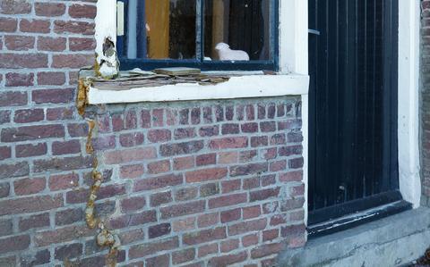 Funderingsschade aan een boerderij in de Groote Veenpolder.