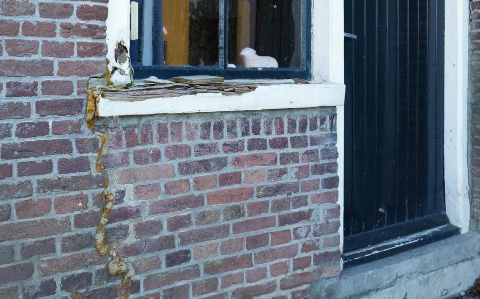Funderingsschade aan een boerderij in de Groote Veenpolder.
