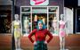 Hilda Hobma van Looks Like Vintage Store in Drachten voert met naakte paspoppen actie tegen de lockdown voor winkels. 