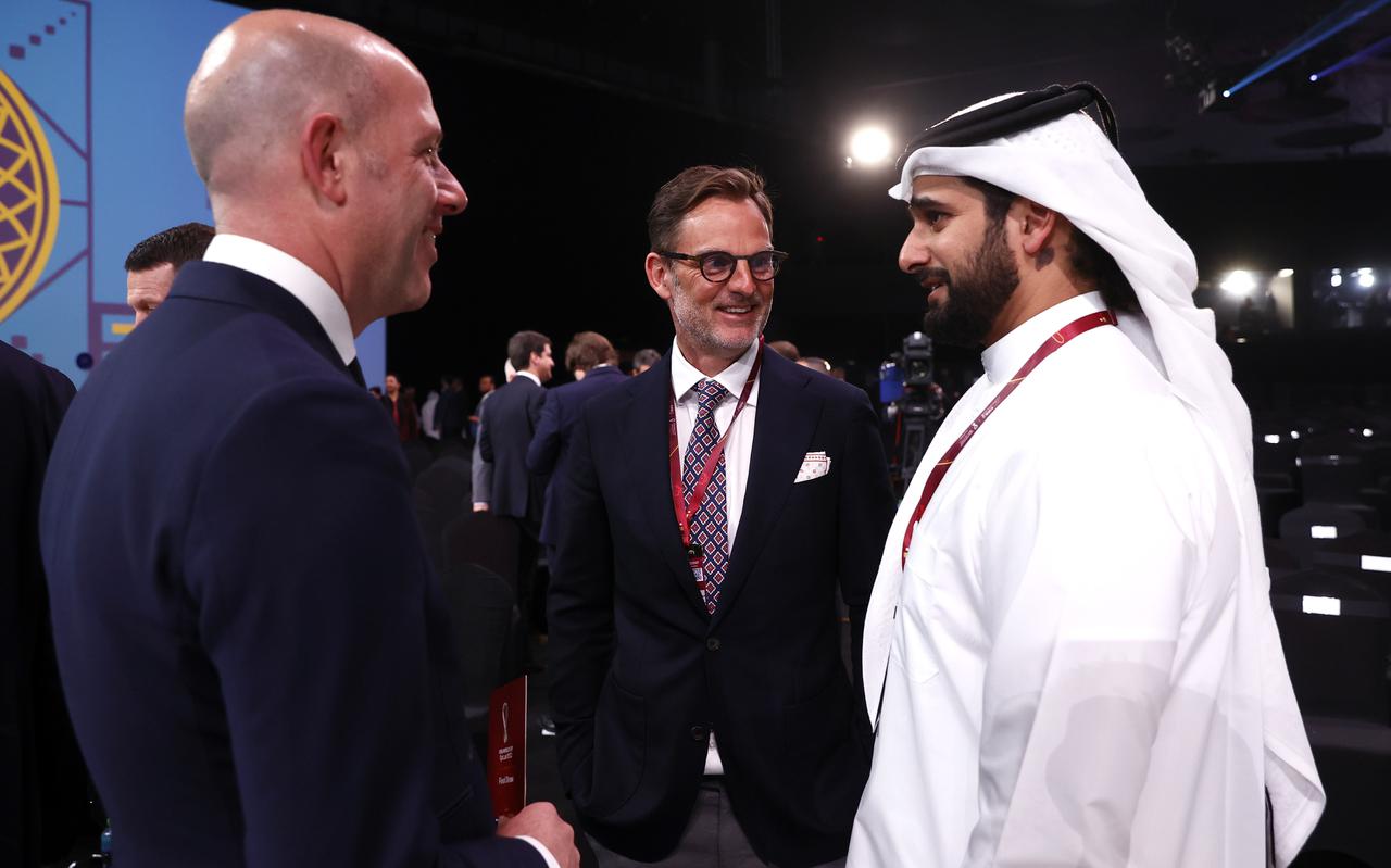 Secretaris-generaal van de KNVB Gijs de Jong, Qatar-ambassadeur Ronald de Boer en Mansoor Al-Ansari secretaris-generaal van de Qatar Football Association tijdens de loting voor het FIFA-wereldkampioenschap voetbal 2022 in Qatar.
